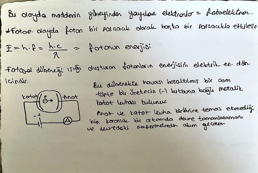 -FOTON=
* Fotonlar elektromanyetik dalgalarn yapı taşı olduklarından ışık
hayla gideles.
* Kütlesin olmalarına rağmen proton ve è gibi kütte