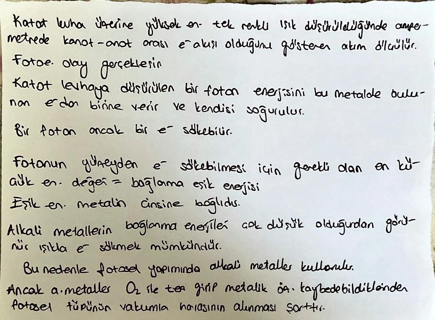 -FOTON=
* Fotonlar elektromanyetik dalgalarn yapı taşı olduklarından ışık
hayla gideles.
* Kütlesin olmalarına rağmen proton ve è gibi kütte