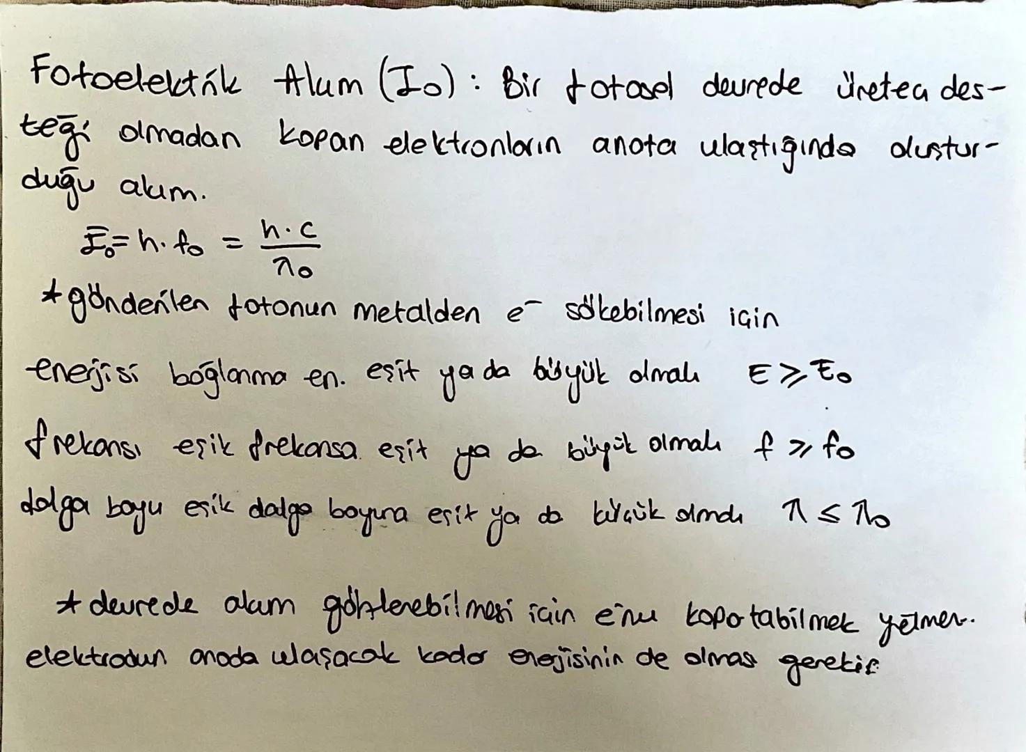 -FOTON=
* Fotonlar elektromanyetik dalgalarn yapı taşı olduklarından ışık
hayla gideles.
* Kütlesin olmalarına rağmen proton ve è gibi kütte