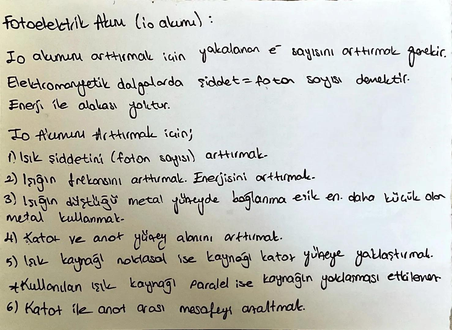 -FOTON=
* Fotonlar elektromanyetik dalgalarn yapı taşı olduklarından ışık
hayla gideles.
* Kütlesin olmalarına rağmen proton ve è gibi kütte