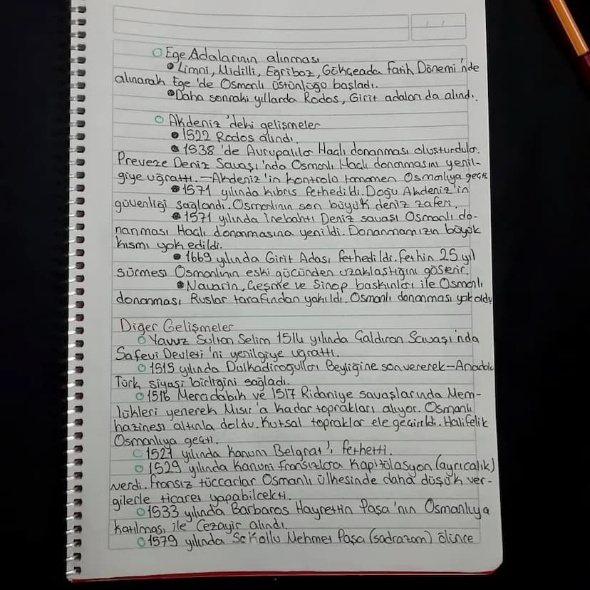~Sosyal Bilgiler~
~2.UNITE~
Osmanlı Devleti
Osmanlı Devleti 1299 yılında Osman Bey tarafından So-
gut-Domanic Gevresinde kurulmuştur.
Osmanl
