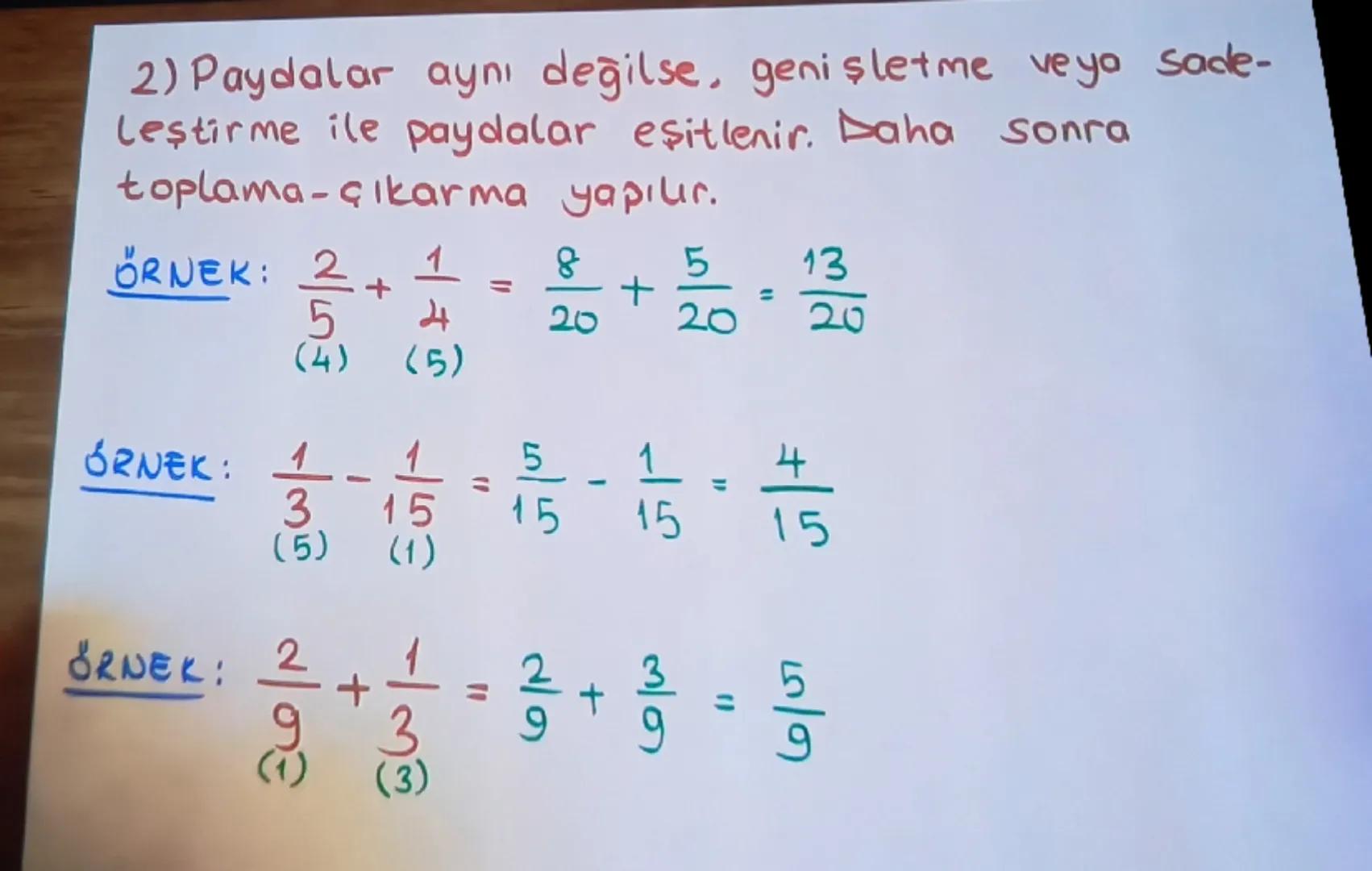 KESİRLERLE TOPLAMA ve GIKARMA İŞLEN

Kural: Kesirlerle toplama veya çıkarma iş
yapılırken,

1) Paydalar aynı ise, paylor toplanır-çıkarılır.