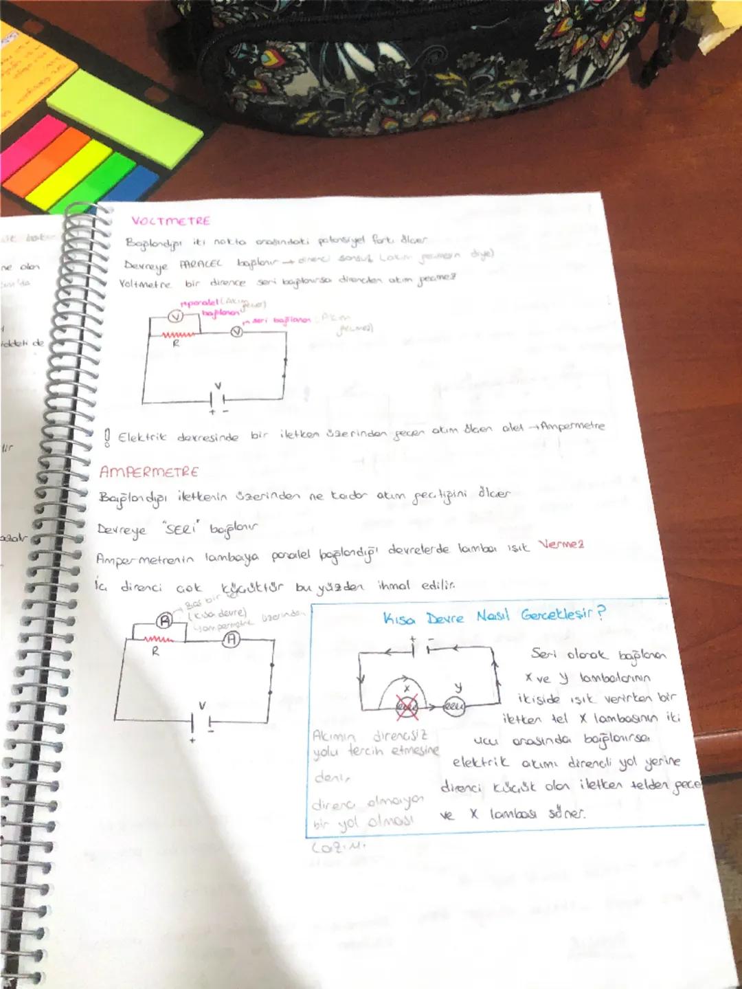 -Elektrik ve Manyetizma-

Elektrik yütlerinin kaynağı atomun yapısındaki eletron ve protondur
protonler pasitil us yöklü
Elektrikk Jisklenme
