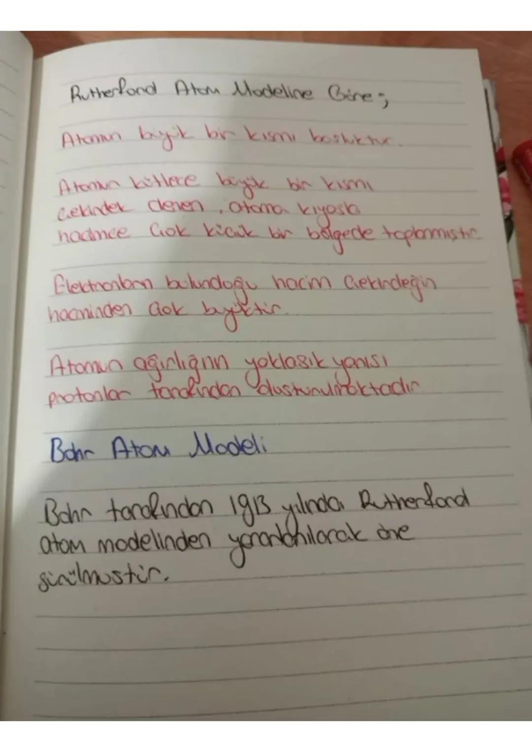 9. Sınıf Kimya
Dalton Atom Teorisi
Dalton zamanında kabul gören atom.
kimyanın temel kanunlarından biri
teorisi
olan Sabit ananlar kanununu 