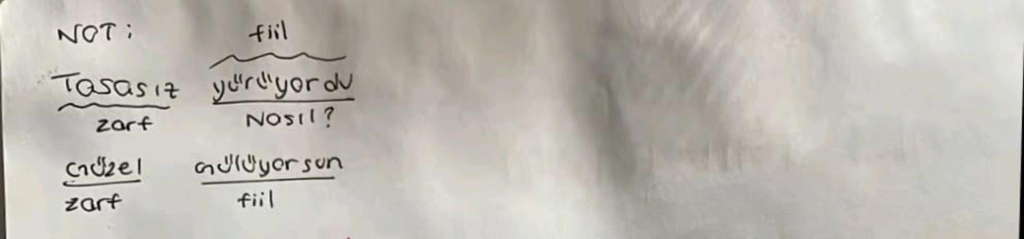 # TAMLAMALAR
Sifat tomlaması/
Sifat tomlomosi, bir isimle ilgili
bilgi veren ve ismin önüne eklenerek
Olusan kelime grubudur. Bu sekilde
o